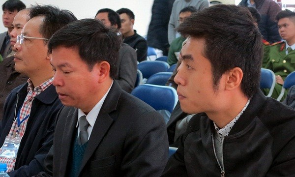 Anh Vũ Ngọc Dương (ngoài cùng bên phải) tại buổi xin lỗi sáng 25/12. Ảnh Báo Dân trí