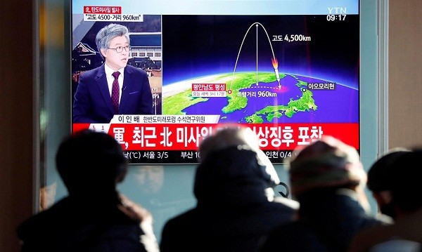 Người dân Hàn Quốc theo dõi thông tin về vụ thử tên lửa đạn đạo của Triều Tiên