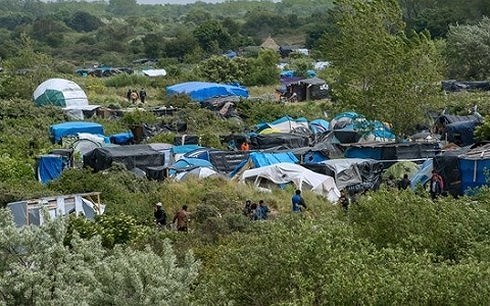 Một trại tỵ nạn tạm bợ của người nhập cư gần Calais (Pháp). Ảnh AP/VOV