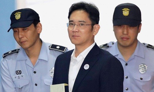 Ông Lee Jae-yong trên đường đến tòa án sáng ngày 25/8. Ảnh: Reuters/VnE

