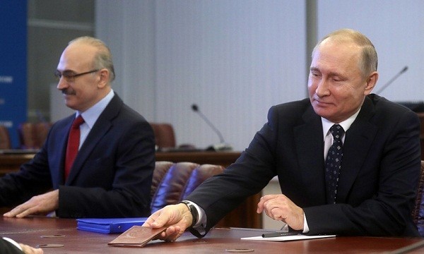 Ngày 27/12, Ủy ban bầu cử trung ương Nga đã chấp nhận các hồ sơ cần thiết của ông Vladimir Putin (phải) tham gia cuộc bầu cử vào tháng 3/2018