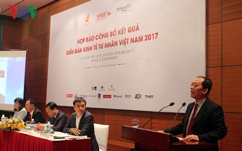 Ông Đào Huy Giám, Tổng thư ký Hội Doanh nhân trẻ Việt Nam cùng Chủ tọa buổi Họp báo công bố “Sách trắng Diễn đàn kinh tế tư nhân Việt Nam 2017”