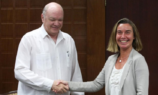 Bà Federica Mogherini bắt tay Bộ trưởng Bộ Thương mại và Đầu tư Nước ngoài Cuba ngày 3/1/2018. (Ảnh: Reuters/VTV)
