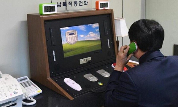Một quan chức Hàn Quốc nói chuyện với quan chức Triều Tiên qua đường dây nóng