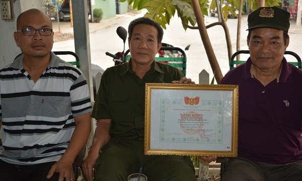 Tổ tự quản nhận bằng khen của Ủy Ban mặt trận tổ quốc Việt Nam tỉnh Đồng Nai