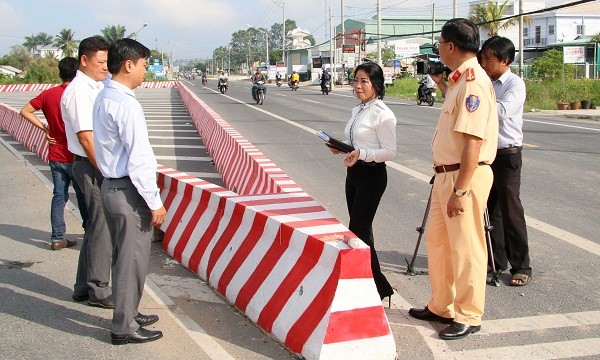 Bà Trần Thị Xuân – Phó Trưởng ban An toàn giao thông TP Cần Thơ cùng lực lượng chức năng quận Thốt Nốt khảo sát tại tiểu đảo cuối tuyến đường tránh trung tâm quận Thốt Nốt