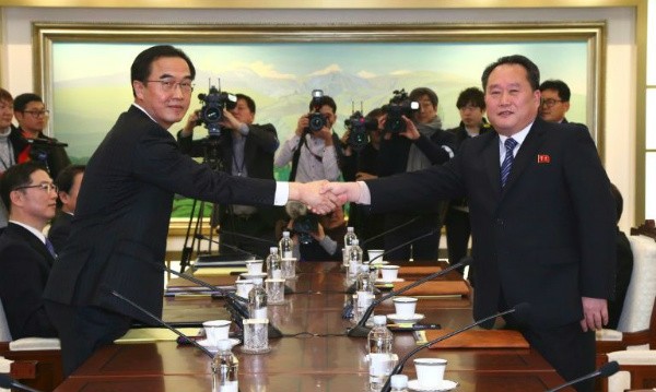 Bộ trưởng Bộ Thống nhất Hàn Quốc Cho Myung-Gyun (trái) và trưởng phái đoàn đàm phán Triều Tiên Ri Son-Gwon