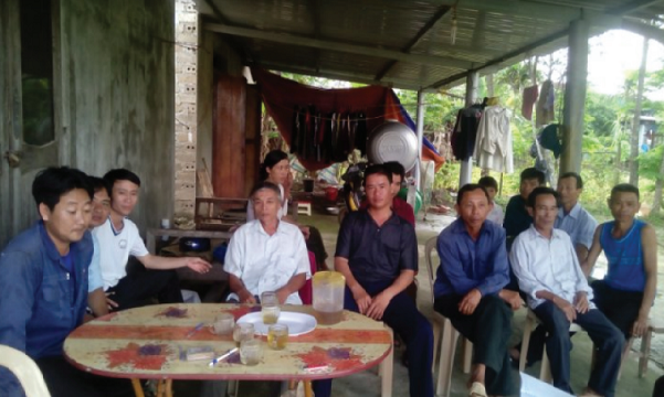 Đại diện các hộ dân thôn Tân Xuân trao đổi với phóng viên
