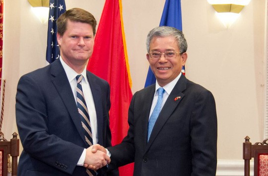 Đại sứ Việt Nam tại Mỹ Phạm Quang Vinh tiếp Trợ lý Bộ trưởng Quốc phòng Randall Schriver - Ảnh: Đại sứ quán Việt Nam tại Mỹ