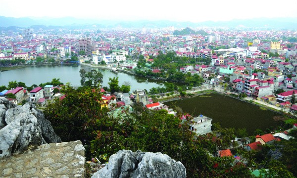 Quang cảnh thành phố Lạng Sơn nhìn từ trên Thành Nhà Mạc