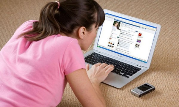 Ngày càng nhiều người nghiện Facebook đặc biệt là giới trẻ