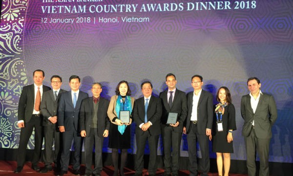 Phó Thống đốc NHNN Nguyễn Kim Anh (thứ 5 từ phải sang) chúc mừng VietinBank nhận 3 giải thưởng lớn