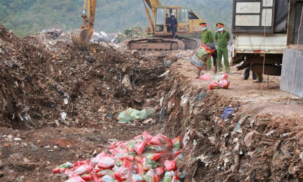 Cơ quan chức năng tiến hành tiêu hủy 200 tấn phân bón hết hạn, nhập lậu. Ảnh dangcongsan.vn
