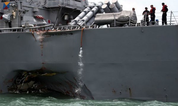 Tàu khu trục USS John McCain bị thiệt hại sau vụ va chạm. Ảnh Reuters

