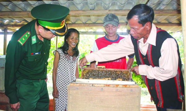 Già làng Quỳnh Nhất đang giới thiệu mô hình nuôi ong của mình