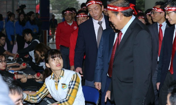 Phó Thủ tướng trao đổi với các bạn trẻ tham gia hiến máu tình nguyện. Ảnh: VGP/Lê Sơn