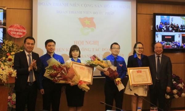 Thứ trưởng Phan Chí Hiếu trao Bằng khen cho tập thể, cá nhân có thành tích trong phong trào thanh niên 2017