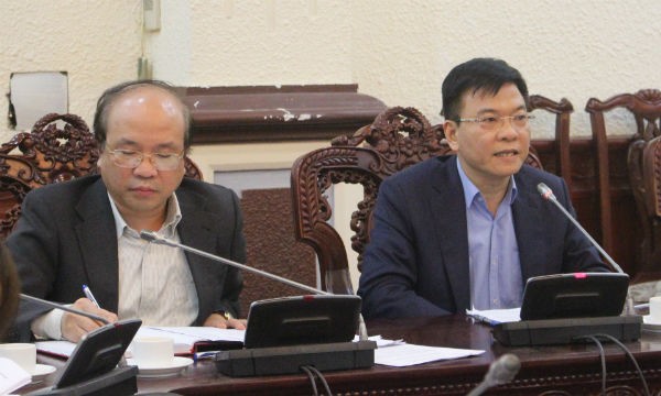 Bộ trưởng Lê Thành Long (phải) kết luận cuộc họp