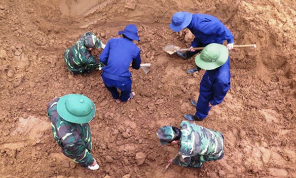 Đội Quy tập hài cốt liệt sĩ 584 đào bới từng cm đất tìm kiếm hài cốt liệt sĩ 