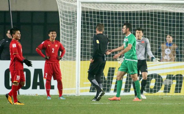 Trọng tài Chris Beath cho U23 Iraq hưởng quả phạt 11m gây nhiều tranh cãi. Ảnh Vietnamnet