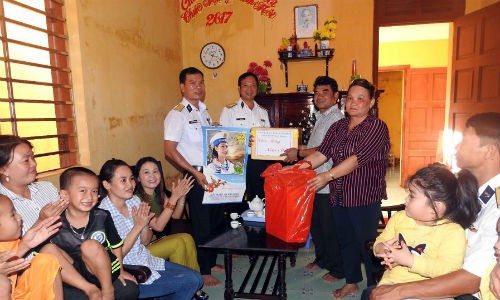 Đại diện Hải đoàn 129 tặng quà tết các hộ dân xã đảo Sinh Tồn