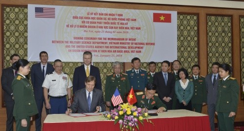 Lễ ký kết bản ghi nhận ý định xử lý dioxin ở sân bay Biên Hoà diễn ra tại Hà Nội. Ảnh: Đại sứ quán Mỹ/VnExpress.
