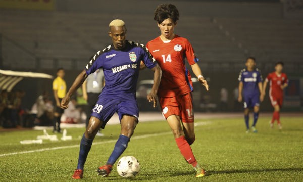 Pha tranh chấp bóng của cầu thủ hai đội Sinh viên Hàn Quốc (áo đỏ) và Bình Dương (áo xanh)