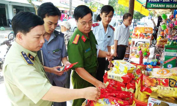Đoàn liên ngành về vệ sinh an toàn thực phẩm của tỉnh Long An đang kiểm tra cơ sở sản xuất, kinh doanh thực phẩm trước Tết Nguyên đán. (Ảnh minh họa)