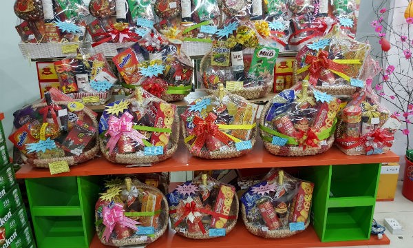 Một gian trưng bày giỏ quà Tết xuân Mậu Tuất phục vụ khách hàng tại một siêu thị trên địa bàn thành phố Hà Nội
