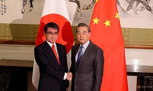 Ngoại trưởng Nhật Bản Taro Kono (trái) và người đồng cấp Trung Quốc Vương Nghị. (Nguồn: Reuters)