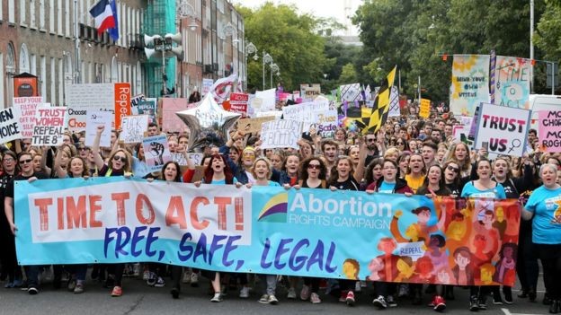 Hàng ngàn phụ nữ Ireland đã xuống đường ở thủ đô Dublin yêu cầu sửa đổi luật cấm phá thai. Ảnh hanoitv