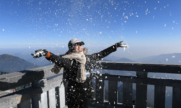 Du khách ngắm tuyết trên đỉnh Fansipan