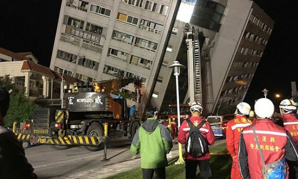 Nhiều tòa nhà ở Hoa Liên đã đổ sập, trong đó có một khách sạn lớn, khiến hàng loạt du khách bị thương. (Ảnh: EPA/VTV)