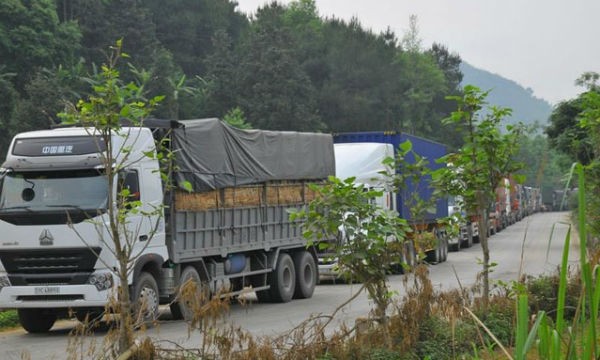 Hàng trăm xe tải chờ dưa hấu xếp hàng chờ xuất bán sang Trung Quốc tại cửa khẩu Tân Thanh (Lạng Sơn)