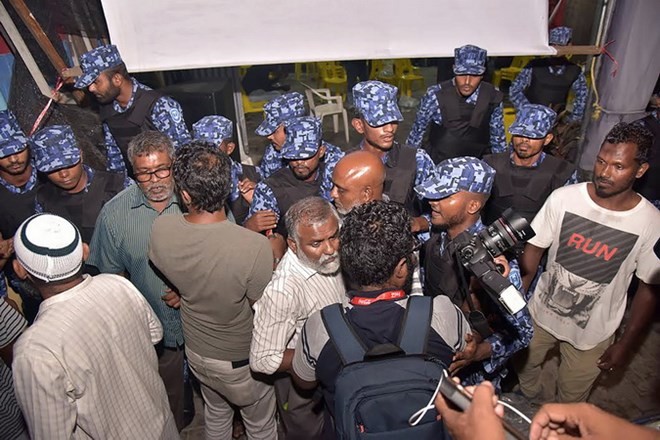 Cảnh sát Maldives phong tỏa trụ sở đảng đối lập chính Phong trào dân chủ Maldives gần thủ đô Male ngày 2-2. (Nguồn: AFP/TTXVN)