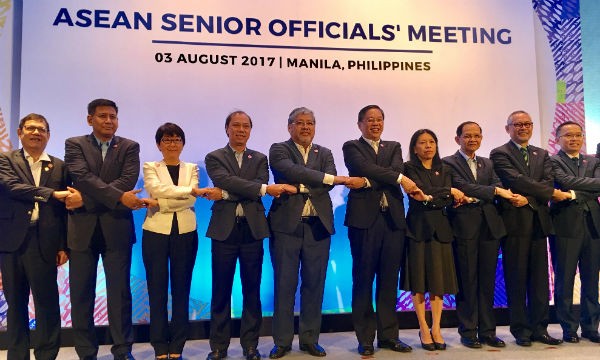 Thứ trưởng Ngoại giao Nguyễn Quốc Dũng (thứ 4 từ trái sang) tại cuộc họp SOM ASEAN tháng 8/2017