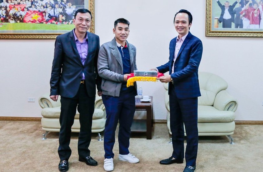 Chủ tịch HĐQT Tập đoàn FLC – ông Trịnh Văn Quyết trao tặng 1 tỷ đồng tiền mặt cho đại diện VFF