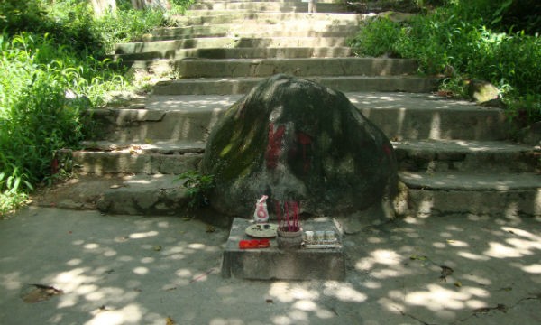 Hòn đá trên đường vào chùa