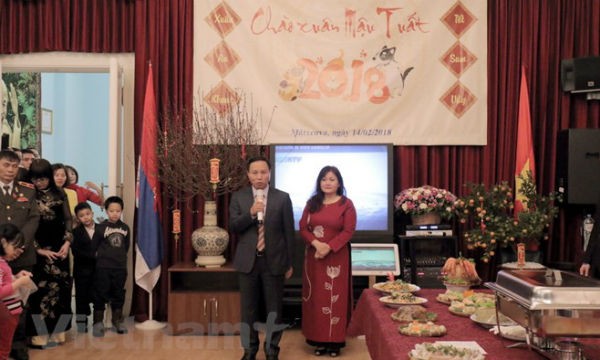 Đại sứ Ngô Đức Mạnh và phu nhân chúc Tết đại biểu cộng đồng người Việt Nam tại buổi gặp mặt. (Ảnh: Vinh Lê/Vietnam+) 