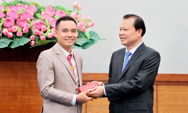 Anh Hoàng Ngọc Gia nhận danh hiệu Doanh nhân trẻ khởi nghiệp xuất sắc 2015