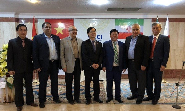 Ông Nguyễn Hồng Thạch (đứng giữa) tại Lễ ra mắt Hội đồng doanh nghiệp Việt Nam-Iran