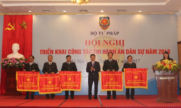 Bộ trưởng Lê Thành Long trao Cờ Chính phủ cho các đơn vị có thành tích xuất sắc tại Hội nghị triển khai công tác THADS 2018