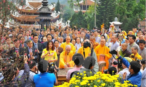 Dâng hương trong ngày khai hội Lễ hội chùa Hương. Ảnh TTXVN