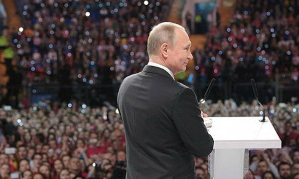 Tổng thống Putin phát biểu trước những người ủng hộ. Ảnh: thedogmachronicle/VOV