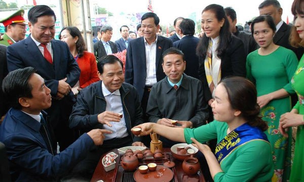 Bộ trưởng NN&PTNT và lãnh đạo tỉnh Thái Nguyên thưởng trà tại Lễ hội “Hương sắc Trà Xuân - Vùng chè đặc sản Tân Cương”