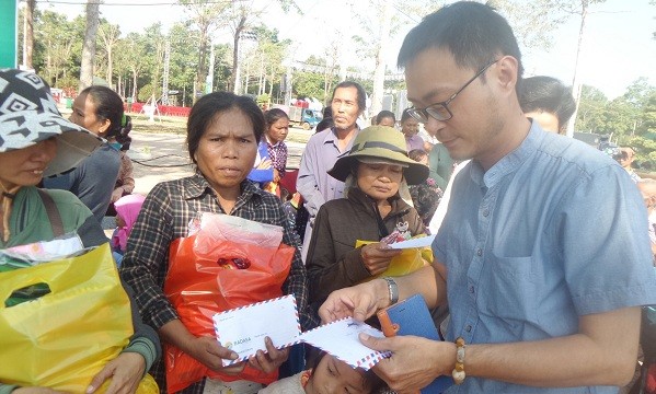 Ông Lê Nguyễn Đức Khôi, Trưởng phòng Quan hệ công chúng, Tập đoàn Tân Hiệp Phát cùng ban tổ chức trao quà cho các em học sinh và người dân huyện Lộc Ninh, Bình Phước
