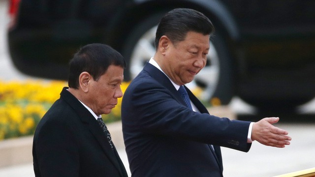 Chủ tịch Trung Quốc Tập Cận Bình (phải) và Tổng thống Philippines Rodrigo Duterte (Ảnh: AFP/Dân trí)