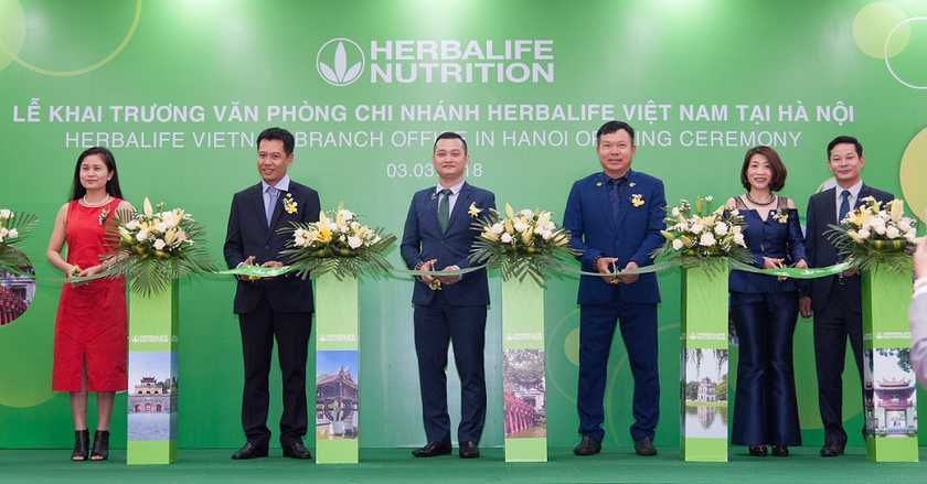 Các đại biểu cắt băng khánh thành, chính thức đưa văn phòng mới của Herbalife Việt Nam vào hoạt động