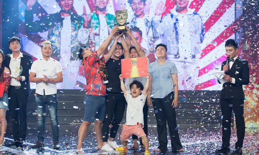 Nhóm Khủng long tí hon vui mừng bật khóc khi biết mình đoạt giải Quán quân Cười Xuyên Việt – Tiếu lâm hội mùa 2