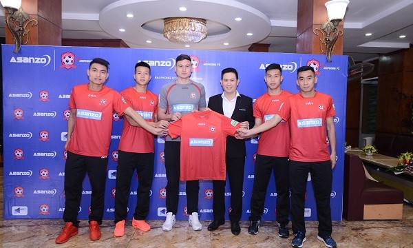 Ông Phạm Văn Tam, chủ tịch Tập đoàn Asanzo cùng các cầu thủ CLB bóng đá Hải Phòng